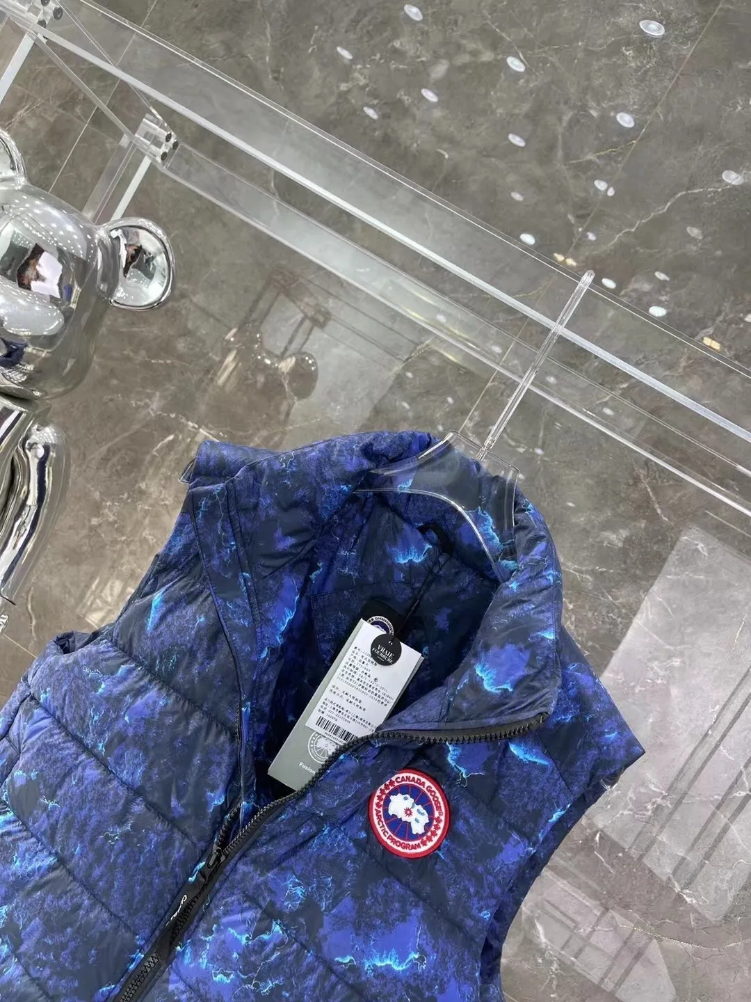 P480 top version Canadian brand vest new model Canada Goose has always been recognized as the warmest down jacket. Various Instagram celebrities, Internet celebrities, and celebrities often wear it for street photos. I make Canada Goose every year, but I still can’t get rid of my love for it. No matter how cold the days are, there is no need to be afraid, because there is! Filled with 90% white duck down, it is the legendary warmest down jacket and is known as a must-have for Arctic outdoor sports! The most popular down jacket in the world, celebrities are rushing to buy it, it is a must-have! Same style for men and women Size: xs ~ xxl